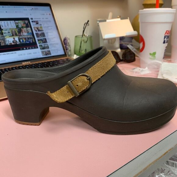 CROCS Women's Sarah Belted Clogs Brown Tan Suede Leather Strap Style 203631 Sz 8 - Picture 3 of 10